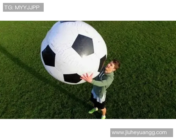 足球球星与女性元素融合的微信背景图片设计灵感与创意分析